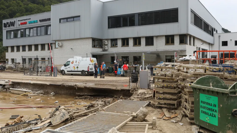 Razdejanje pred podjetjem BSH Nazarje v dneh po katastrofalnih poplavah. Posledic &scaron;e danes niso povsem odpravili, sanacija &scaron;e poteka, &scaron;koda v družbi se približuje 100 milijonom evrov.