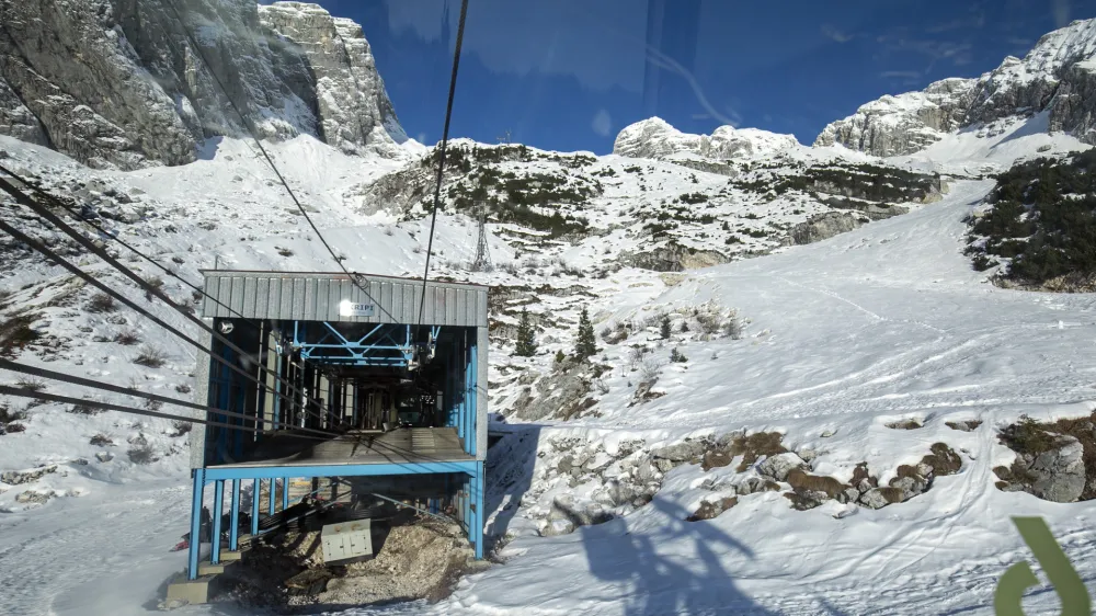 - krožno kabinska žičnica - gondola- 05.12.2019 &ndash; Smuči&scaron;če KANIN Sella Nevea &ndash; priprave na otvoritev zimske sezone - najvi&scaron;je smuči&scaron;če v Sloveniji (2.293 m) //FOTO: Matjaž Ru&scaron;t