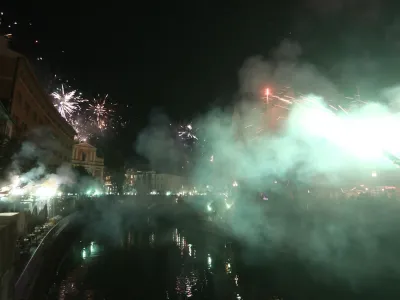 Navija&scaron;ka skupina Green Dragons praznuje 35 let. V ta namen so danes prestolnico z ognjemetom in bakljami obarvali v zeleno.