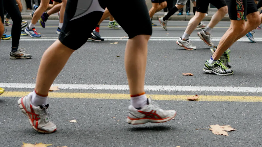 - simbolična fotografija, tek, množična &scaron;portna prireditev, &scaron;portni čevlji, rekreacija- 18. mednarodni Ljubljanski Maraton 2013 -   //FOTO: Bojan Velikonja