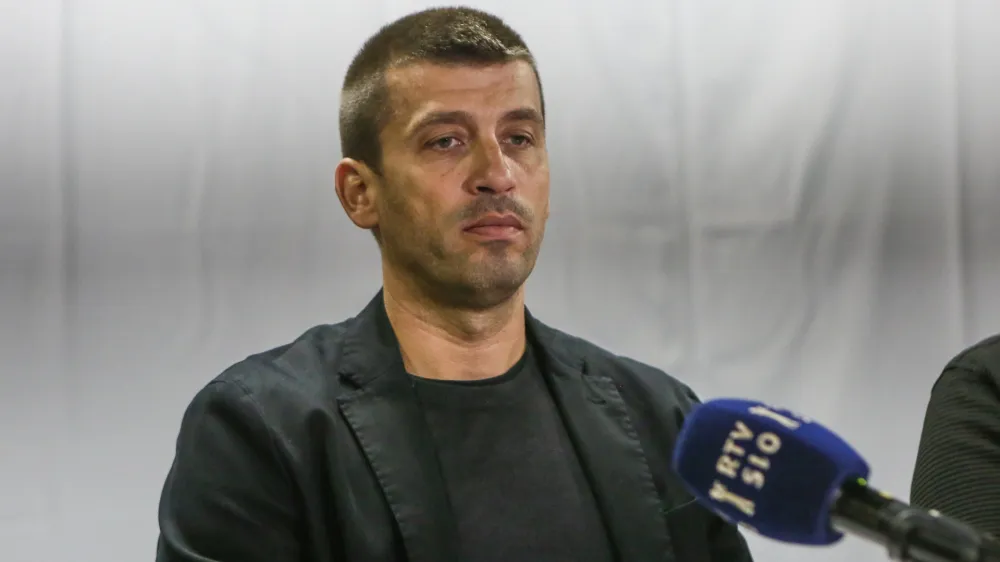 odvetnik Dino Bauk- 24.09.20118 - predstavniki 6 nevladnih organizacij, ki so tožile Ministrstvo za kulturo zaradi nepravilnosti pri vodenju postopka &scaron;tiriletnega programskega razpisa, predstavili razloge za tožbo ter dosedanji potek korespondence z Ministrstvom.  //FOTO: Luka Cjuha.