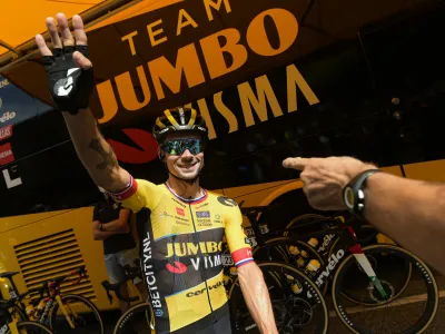 Jumbo Visma's Primoz Roglic waves fans before the start of the thirteen stage of La Vuelta between Pamplona and Lekunberri, 158,5 km (98.4 miles) in Pamplona, northern Spain, Sunday Sept. 10, 2023. (AP Photo/Alvaro Barrientos)