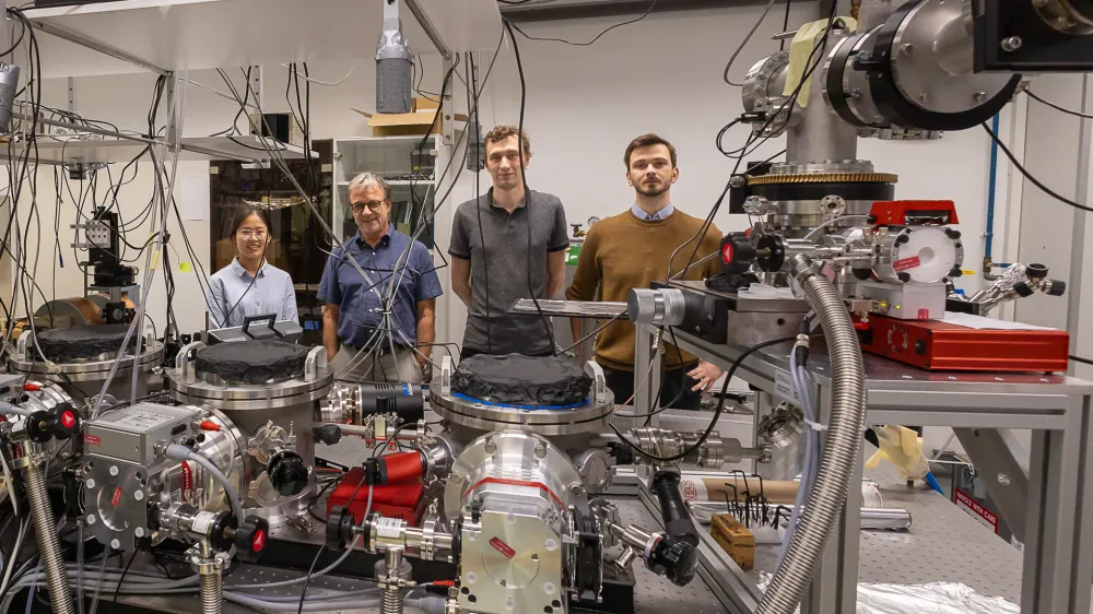 Podoktorska raziskovalka Hui Zhao, profesor Dragan Mihailović ter raziskovalca Igor Vaskivskyi in Gregor Jecl ob napravi na Institutu Jožef Stefan, ki je bila razvita na podlagi odkritij leto&scaron;njih Nobelovih nagrajencev za fiziko. Profesor Mihailović nagrajeno znanstvenico Anne L'Huillier tudi osebno pozna in z njo sodeluje. Foto: Marjan Verč/IJS