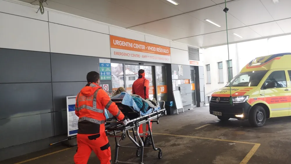 V urgentnem centru Splo&scaron;ne bolni&scaron;nice Celje skokovito nara&scaron;ča obravnava bolnikov v tretjem življenjskem obdobju, več kot 60 odstotkov pa je tak&scaron;nih, ki pomoč poi&scaron;čejo brez napotnice. Foto: Mojca Marot