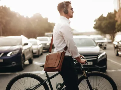Uporaba mobilnega telefona oziroma slu&scaron;alk je pri nas (tudi) za kolesarje prepovedana. Globa za kr&scaron;itelje zna&scaron;a 120 evrov. Foto: Reuters