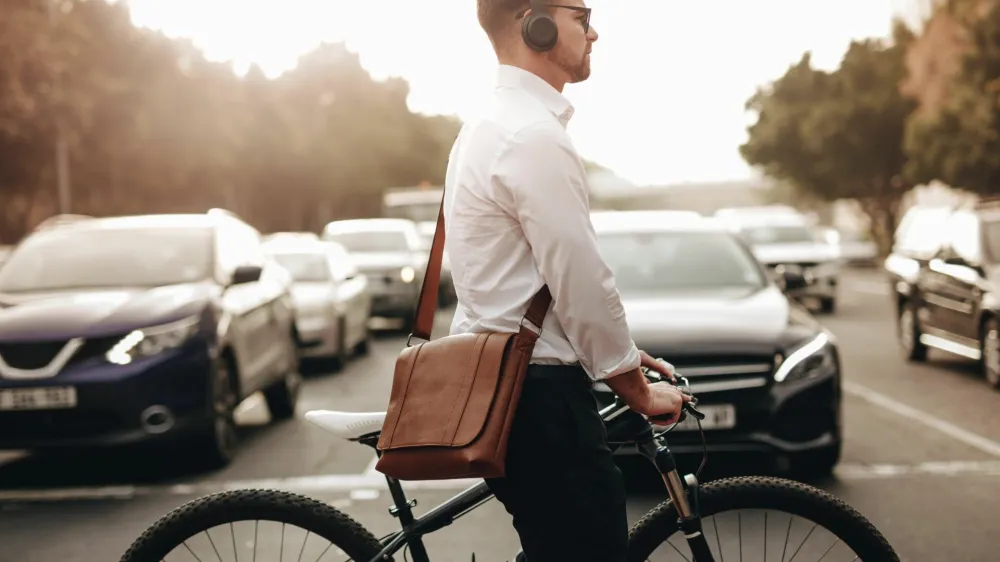 Uporaba mobilnega telefona oziroma slu&scaron;alk je pri nas (tudi) za kolesarje prepovedana. Globa za kr&scaron;itelje zna&scaron;a 120 evrov. Foto: Reuters