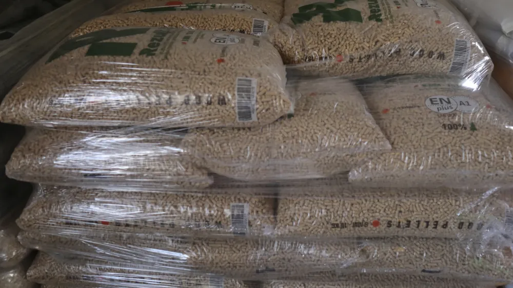 Rezultati leto&scaron;nje analize peletov Gozdarskega in&scaron;tituta Slovenije kažejo, da proizvajalcem &scaron;e vedno največje težave povzročata vsebnost pepela in mehanska obstojnost peletov, kar vpliva na ustrezno delovanje ogrevalnega sistema.
Foto:&nbsp;Jaka Gasar&nbsp;