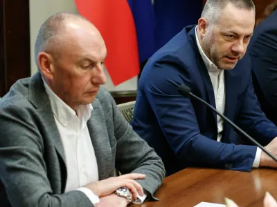 Ljubljana, ministrstvo za zdravje.<br>Skupna novinarska konferenca ministrstva za zdravje in Univerzitetnega klinicnega centra (UKC) Ljubljana, na kateri so podali odziv na revizijsko porocilo sklenjenih poslov UKC Ljubljana z dobavitelji v obdobju zadnjih stirih let.<br>Svetovalec ministra za zdravje Ales Sabeder, minister za zdravje Danijel Besic Loredan in generalni direktor UKC Ljubljana Marko Jug.