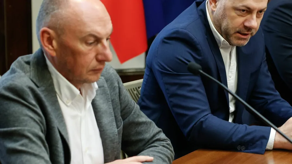 Ljubljana, ministrstvo za zdravje.<br>Skupna novinarska konferenca ministrstva za zdravje in Univerzitetnega klinicnega centra (UKC) Ljubljana, na kateri so podali odziv na revizijsko porocilo sklenjenih poslov UKC Ljubljana z dobavitelji v obdobju zadnjih stirih let.<br>Svetovalec ministra za zdravje Ales Sabeder, minister za zdravje Danijel Besic Loredan in generalni direktor UKC Ljubljana Marko Jug.