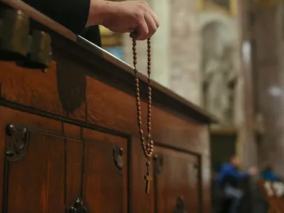 - simbolična fotografija - katoli&scaron;ka molitev - rožni venec - kr&scaron;čanstvo - kristjani - verniki -- ma&scaron;a - cerkev<br><br><br>- 26.11.2018 &ndash; Slovenska &scaron;kofovska konferenca (S&Scaron;K) - plenarna seja - poleg slovenskih &scaron;kofov so se udeležili tudi delegati iz sosednjih &scaron;kofovskih konferenc - //FOTO: Luka Cjuha.