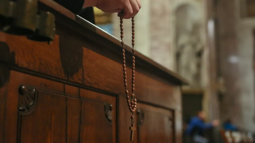 - simbolična fotografija - katoli&scaron;ka molitev - rožni venec - kr&scaron;čanstvo - kristjani - verniki -- ma&scaron;a - cerkev<br><br><br>- 26.11.2018 &ndash; Slovenska &scaron;kofovska konferenca (S&Scaron;K) - plenarna seja - poleg slovenskih &scaron;kofov so se udeležili tudi delegati iz sosednjih &scaron;kofovskih konferenc - //FOTO: Luka Cjuha.