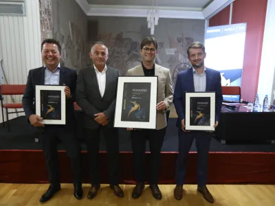 Direktor podjetja Metalia Marjan Jam&scaron;ek in sin, tehnični&nbsp;direktor&nbsp;Matjaž&nbsp;Jam&scaron;ek&nbsp;(na sredini) s priznanjem gazela savinjsko-zasavske regije 2023. Za priznanje sta se potegovali tudi podjetji Vodotehnik&nbsp;z direktorjem Matijem Jagrom (levo)&nbsp;in podjetje Skitti z direktorjem Sergejem Smrkoljem (desno). Foto: Luka Cjuha