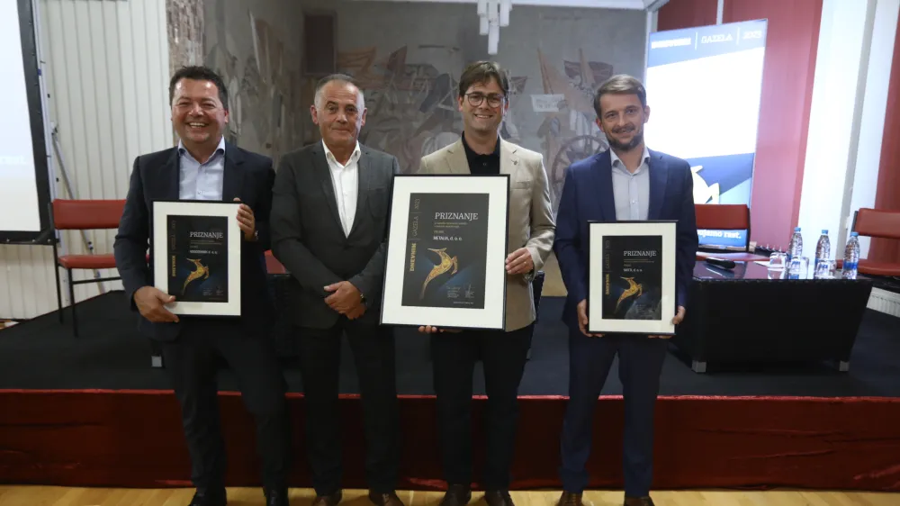 Direktor podjetja Metalia Marjan Jam&scaron;ek in sin, tehnični&nbsp;direktor&nbsp;Matjaž&nbsp;Jam&scaron;ek&nbsp;(na sredini) s priznanjem gazela savinjsko-zasavske regije 2023. Za priznanje sta se potegovali tudi podjetji Vodotehnik&nbsp;z direktorjem Matijem Jagrom (levo)&nbsp;in podjetje Skitti z direktorjem Sergejem Smrkoljem (desno). Foto: Luka Cjuha