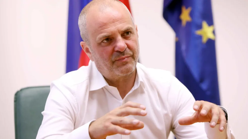 - 22.08.2023 - Uro&scaron; Brežan, ekonomist in politik - minister za okolje in prostor od junija 2022 do januarja 2023 in po preoblikovanju vlade minister za naravne vire in prostor od januarja 2023 v 15. slovenski vladi pod vodstvom Roberta Goloba //FOTO: Tomaž Skale