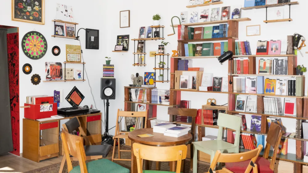 Novo ljubljansko knjigarno odlikujeta nekonvencionalnost in spro&scaron;čenost. Pri vizualni podobi je sodeloval tudi slikar Matej Stupica.&nbsp;