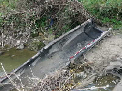 Hrastika.<br>Mura je po avgustovskih poplavah naplavila prazgodovinski coln deblak.<br>Foto: Skupina STIK