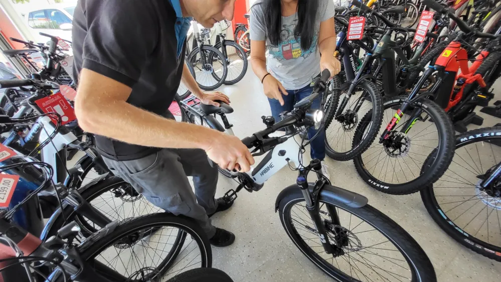 A2U prodaja e-kolesa vi&scaron;jega in srednjega cenovnega razreda, veliko pa vlagajo tudi v kakovosten servis. F A2U