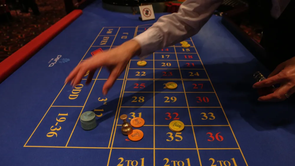 - igralna miza - ruleta - krupje<br><br><br>- 08.12.2016 - HIt Casino Perla Nova Gorica - igralni&scaron;ko-zabavi&scaron;čni center - igralni&scaron;tvo - igralnica   //FOTO: Luka Cjuha. .