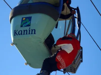 Zavod za gradbeni&scaron;tvo bo strokovno-tehnični pregled krožno-kabinske žičnice na Kaninu opravil prihodnji teden. Vodilni v Bovcu sicer trdijo, da varnost žičnice ni vpra&scaron;ljiva. Na fotografiji re&scaron;evanje iz kabinske žičnice pred desetletjem.
&nbsp;