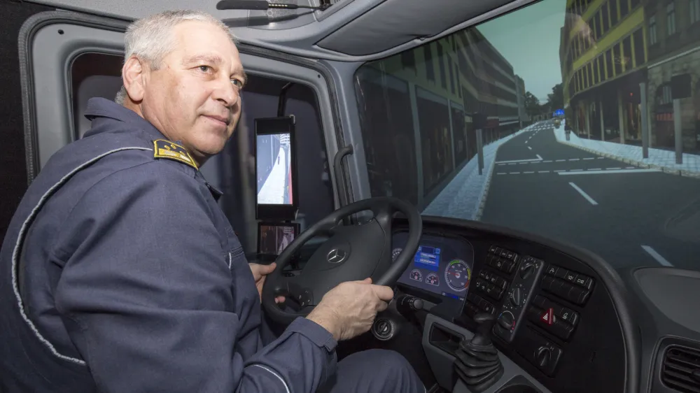 - poveljnik Gasilske zveze Slovenije Franci Petek- simulator intervencijske vožnje -- 14.02.2018 - AMZS Center varne vožnje Vransko - dogodek Vsako re&scaron;evanje se začne - na cesti: - novinarska konferenca ob zaključku usposabljanj na simulatorju intervencijske vožnje //FOTO: Matjaž Ru&scaron;t