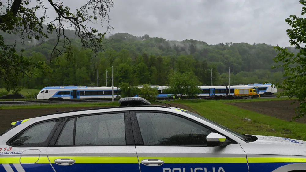 - 11.05.2023 - Iztirjen vlak v Kresnicah s 50 potniki. //FOTO: Nik Erik Neubauer