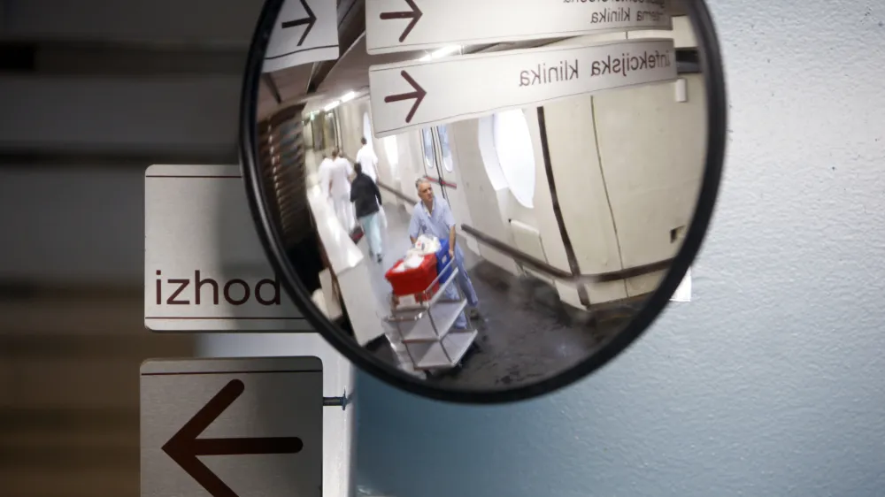 - simbolična fotografija - zdravstvo - ﻿- smerna tabla - - infekcijska klinika - izhod<br><br><br>- Univerzitetni klinični center (UKC) Ljubljana 2013 - podzemlje - kletni prostori//FOTO: Jaka Gasar