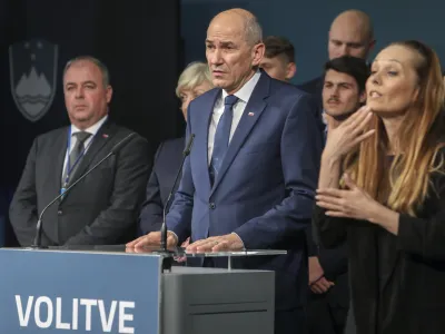 Zaključek sojenja je razburil tudi prvaka SDS Janeza Jan&scaron;o, ki je na omrežju X zapisal, da je slovensko sodstvo &raquo;orodje režima&laquo;.