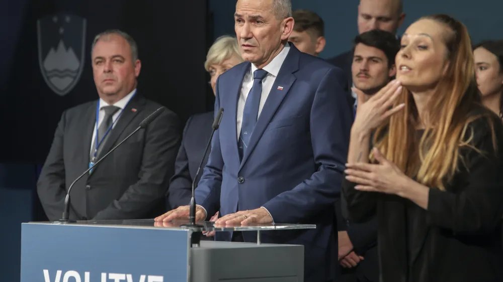 Zaključek sojenja je razburil tudi prvaka SDS Janeza Jan&scaron;o, ki je na omrežju X zapisal, da je slovensko sodstvo &raquo;orodje režima&laquo;.