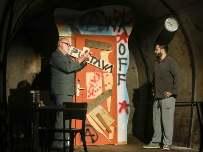 10.10.2023 &ndash; &Scaron;entjakobsko gledali&scaron;če &ndash; druga&nbsp;premiera v sezoni 2023-2024: gledali&scaron;ka predstava "Pred vrati postave" v režiji Taubija,&nbsp;ki je nastala v koprodukciji&nbsp;s KUD Pozitiv, DIC in dru&scaron;tvom Kralji ulice ter&nbsp;&nbsp;prvič odigrana v tunelu pod Ljubljanskim gradom,&nbsp;//FOTO: Luka Cjuha