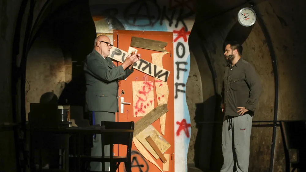 10.10.2023 &ndash; &Scaron;entjakobsko gledali&scaron;če &ndash; druga&nbsp;premiera v sezoni 2023-2024: gledali&scaron;ka predstava "Pred vrati postave" v režiji Taubija,&nbsp;ki je nastala v koprodukciji&nbsp;s KUD Pozitiv, DIC in dru&scaron;tvom Kralji ulice ter&nbsp;&nbsp;prvič odigrana v tunelu pod Ljubljanskim gradom,&nbsp;//FOTO: Luka Cjuha