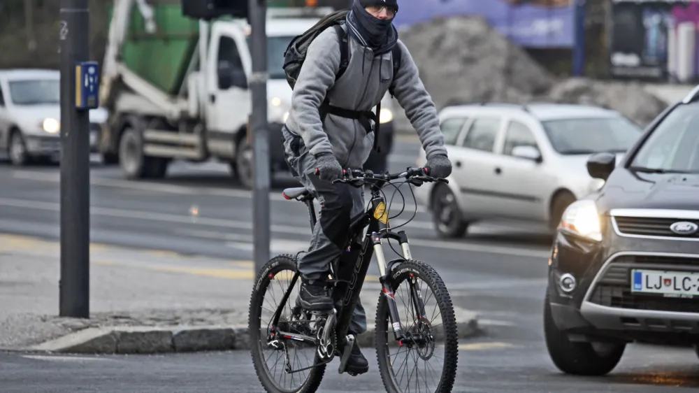 kolesar - obrazna maska za za&scaron;čito pred vetrom in mrazom- kolesarjenje meseca Decembra 2012 - //FOTO: Luka Cjuha 