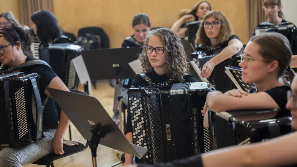 Ženski harmonikarski orkester AccordiOna sestavljajo dijakinje, &scaron;tudentke, nekdanje &scaron;tudentke in profesorice harmonike. Foto: Nik Erik Neubauer