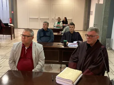 Pri krivdi Gregorja Kra&scaron;nje (v prvi klopi levo) in Zdenka Žinkovića (levi v drugi klopi) tožilec &scaron;e vedno vztraja. 