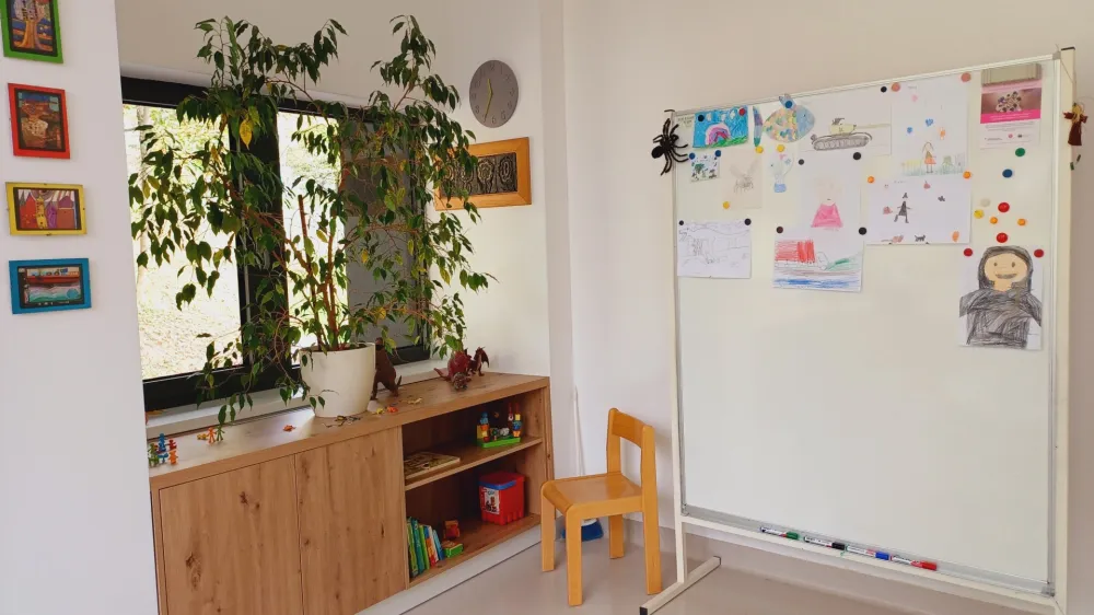 Ena od prostornih in svetlih ambulant v Centru za du&scaron;evno zdravje otrok in mladostnikov v &Scaron;kofji Loki.&nbsp;