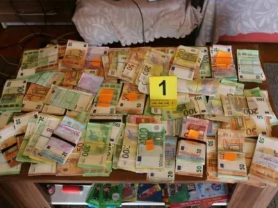 Večletna kriminalistična preiskava, pri kateri so sodelovale tudi druge države in Europol, je privedla do razbitja splitske narkotolpe. Policija je poleg drog in orožja v nedavnih hi&scaron;nih preiskavah zasegla tudi ogromne količine gotovine.