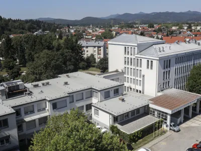 Zdravstveni dom ZD &Scaron;i&scaron;ka, Derčeva ulica 5 - 05.08.2022 &ndash; Ljubljana &ndash; občinske nepremičnine na katere naj bi ljubljanska občina montirala sončne elektrarne - //FOTO: Jaka Gasar