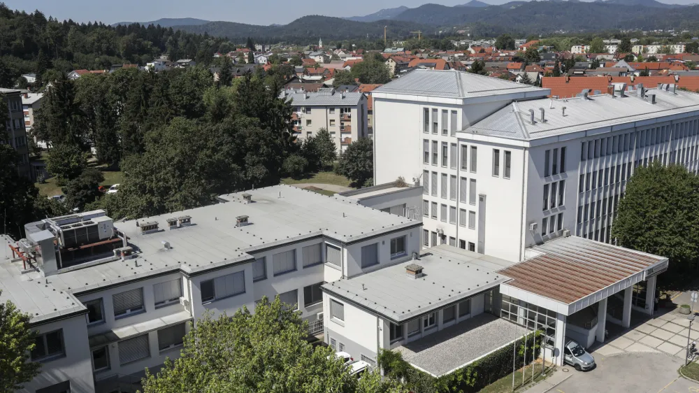 Zdravstveni dom ZD &Scaron;i&scaron;ka, Derčeva ulica 5 - 05.08.2022 &ndash; Ljubljana &ndash; občinske nepremičnine na katere naj bi ljubljanska občina montirala sončne elektrarne - //FOTO: Jaka Gasar