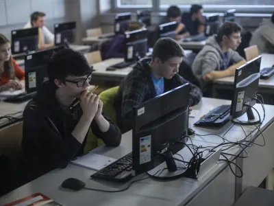 Pouk računalni&scaron;tva naj bi bil v osnovnih &scaron;olah uveden kot obvezni predmet, predlagajo na&scaron;i sogovorniki med ravnatelji. Fotografija je simbolična.