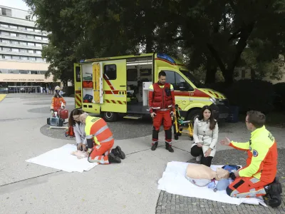 - 16.10.2023 &ndash; Svetovni dan oživljanja - re&scaron;evalci Re&scaron;evalne postaje UKC Ljubljana predstavili postopke oživljanja, //FOTO: Luka Cjuha