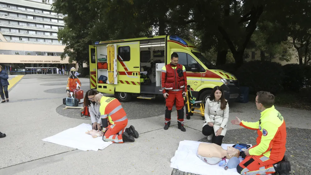 - 16.10.2023 &ndash; Svetovni dan oživljanja - re&scaron;evalci Re&scaron;evalne postaje UKC Ljubljana predstavili postopke oživljanja, //FOTO: Luka Cjuha