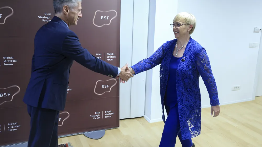 Odnos med predsednico republike Nata&scaron;o Pirc Musar in premierjem Robertom Golobom je bil oktobra že večkrat na preizku&scaron;nji. Po vljudnostnih nasme&scaron;kih letijo pu&scaron;čice.&nbsp;