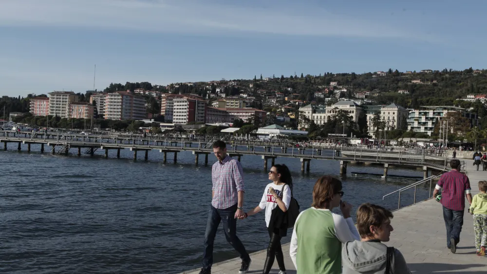 V nepremičninskem hotelirskem podjetju bi morala imeti država manj&scaron;inski lastni&scaron;ki delež in ga uvrstiti na borzo, predlaga profesor na ljubljanski ekonomski fakulteti dr. Marko Jaklič.