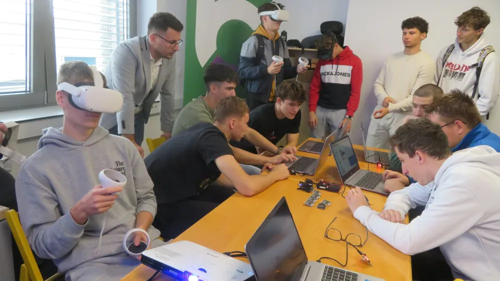 V prostorih inkubatorja UrbaNMakerspace na Novem trgu 9 pripravljajo tudi delavnice s področja robotike in tehnologije pametnih mest za učence tretje triade in dijake.