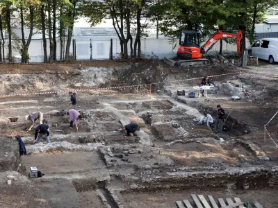 Med Erjavčevo in Gregorčičevo ulico, kjer bo nastal poslovno-stanovanjski objekt, trenutno potekajo arheolo&scaron;ke raziskave.&nbsp;