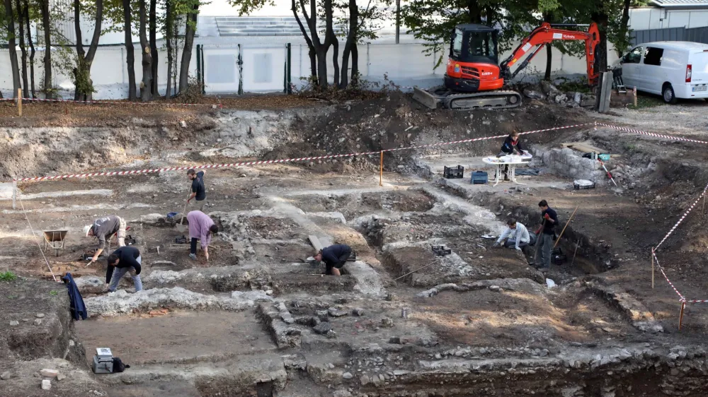 Med Erjavčevo in Gregorčičevo ulico, kjer bo nastal poslovno-stanovanjski objekt, trenutno potekajo arheolo&scaron;ke raziskave.&nbsp;