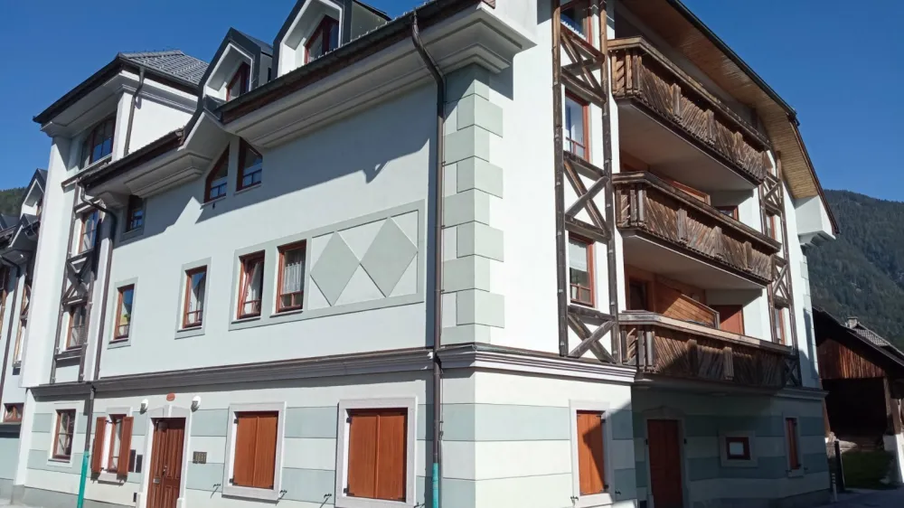 Lesnina" in nekdanji hotel Slavec, aparthotela v KRG, kjer so stanovanja...