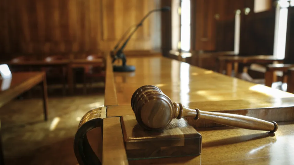 sodni&scaron;ko kladivo - ustavni sodniki razveljavili davek na nepremičnine<br><br><br><br><br>- 28.3.2014 - ustna razglasitev - Ustavno sodi&scaron;če je ustno razglasilo odločitev glede skladnosti zakona o davku na nepremičnine z ustavo - ustavni sodniki so določili da je zakon o davku na nepremičnine v neskladju z ustavo in ga razveljavilo. Odločitev je bila sprejeta soglasno.<br><br><br><br>//FOTO: Luka Cjuha