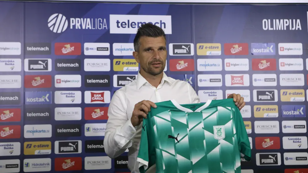 novi glavni trener Olimpije Zoran Zeljković <br><br>- 19.10.2023 &ndash; Nogometni klub NK Olimpija &ndash; predstavitev novega glavnega trenerja ljubljanske Olimpije <br><br>//FOTO: Luka Cjuha