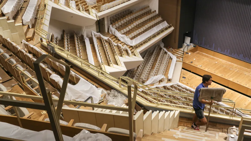 Gallusovo dvorano v Cankarjevem domu so leta 2013 temeljito prenovili, a je do danes postala prenatrpana z dogodki, ki se tam odvijajo.