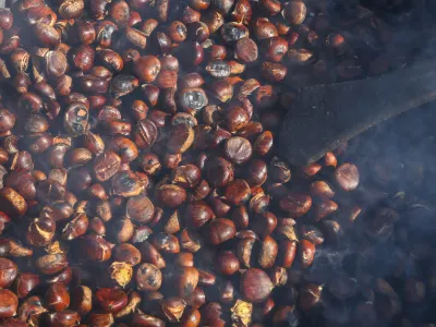 Peka kostanja, kostanj18.10.2015.Janče Kostanjeva nedelja, tradicionalna prireditev, ki ga organizira Turistično dru&scaron;tvo Jančefoto: Bojan Velikonja
